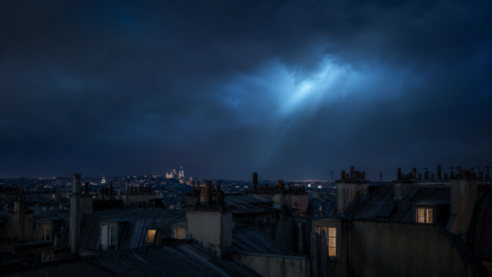 Ciel nocturne au-dessus de toits parisiens