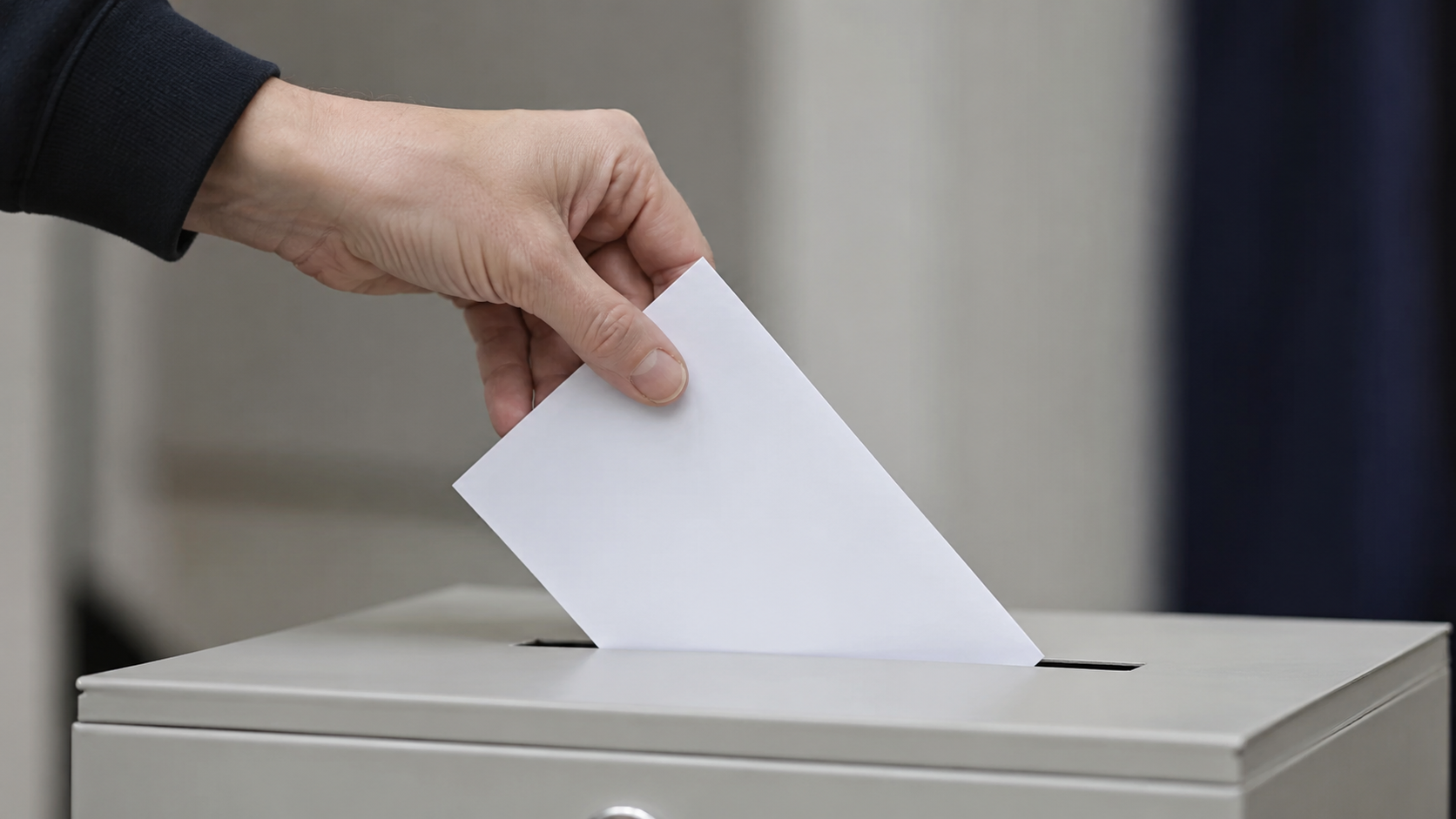 une urne de vote sobre et un bulletin glissé par une main, lumière neutre