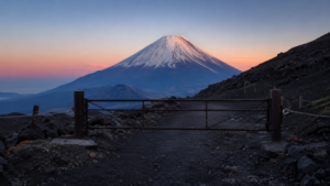 Pour gravir le mont Fuji, il faut désormais payer 4 000 yens et passer un quota : ces hauts lieux qui rationnent leurs visiteurs (et ce que la France en retient)