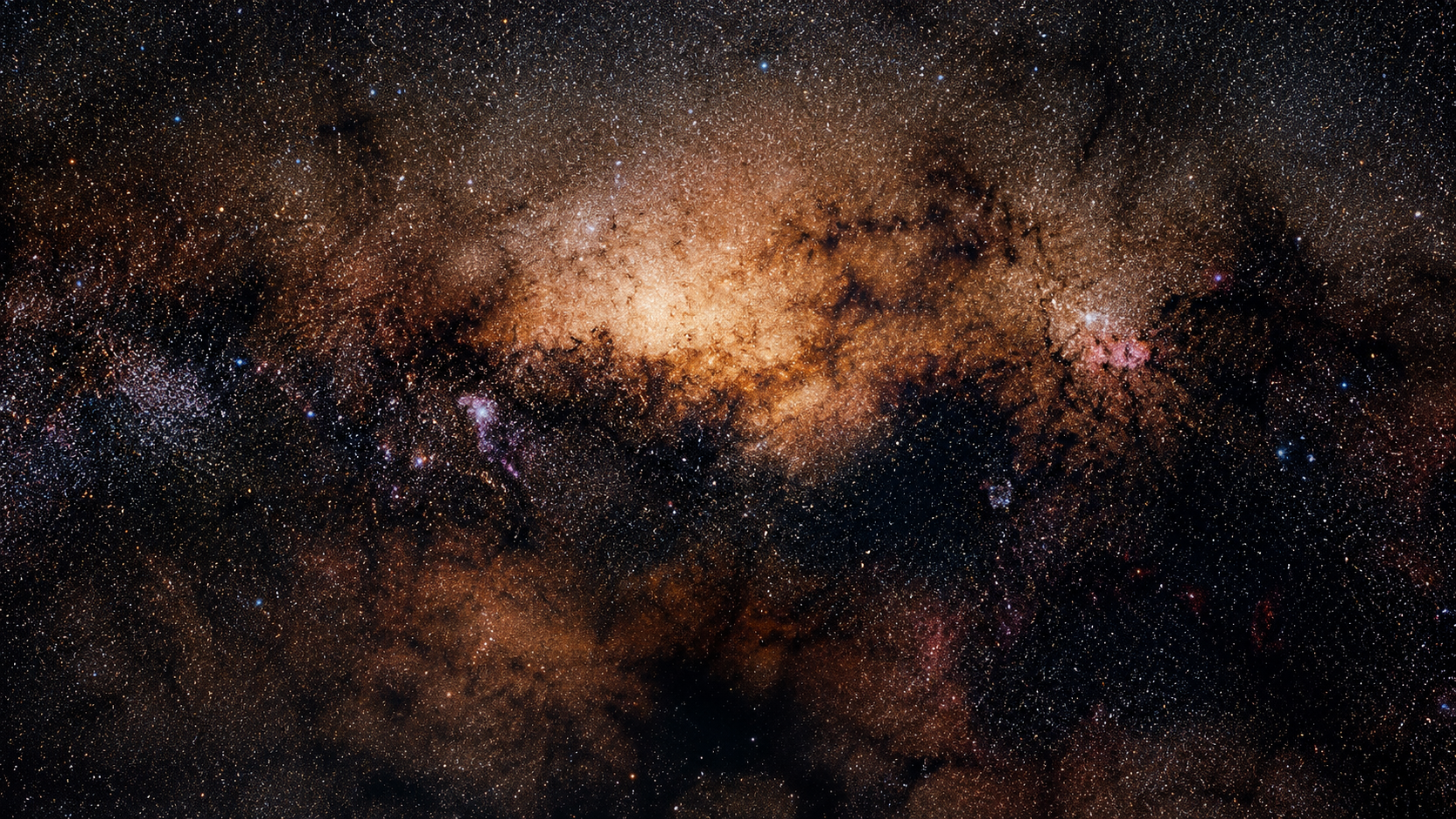 Un champ d’étoiles très dense évoque le bulbe central de la Voie lactée.