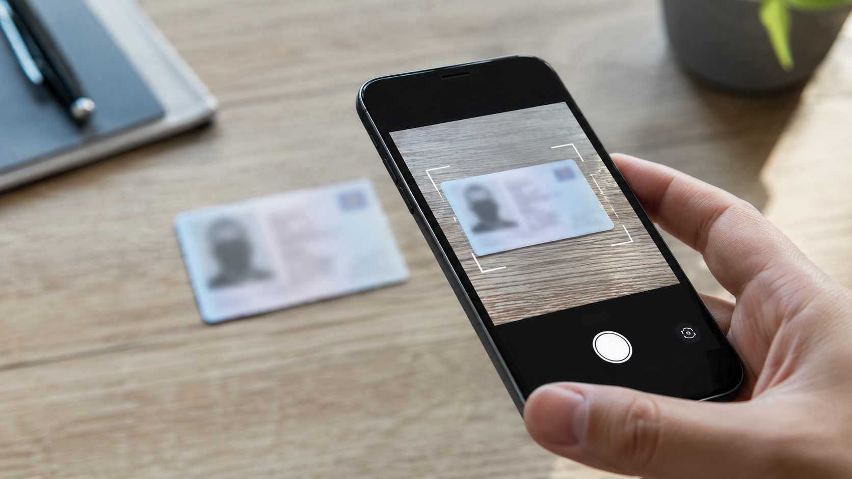 Carte d'identite generique photographiee par un smartphone sur un bureau