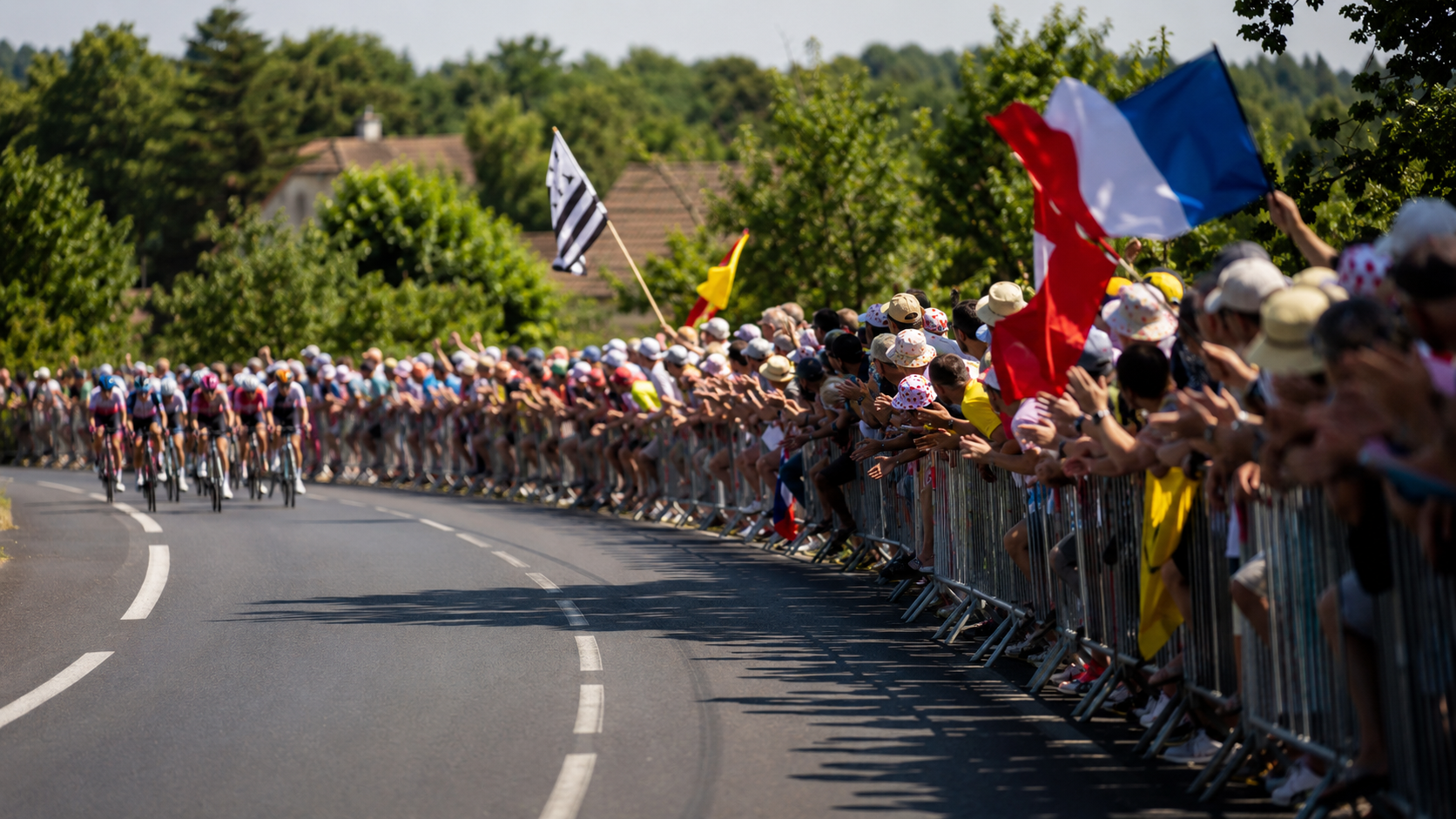 Foule nombreuse derrière des barrières au bord d'une route lors d'une course cycliste féminine en France