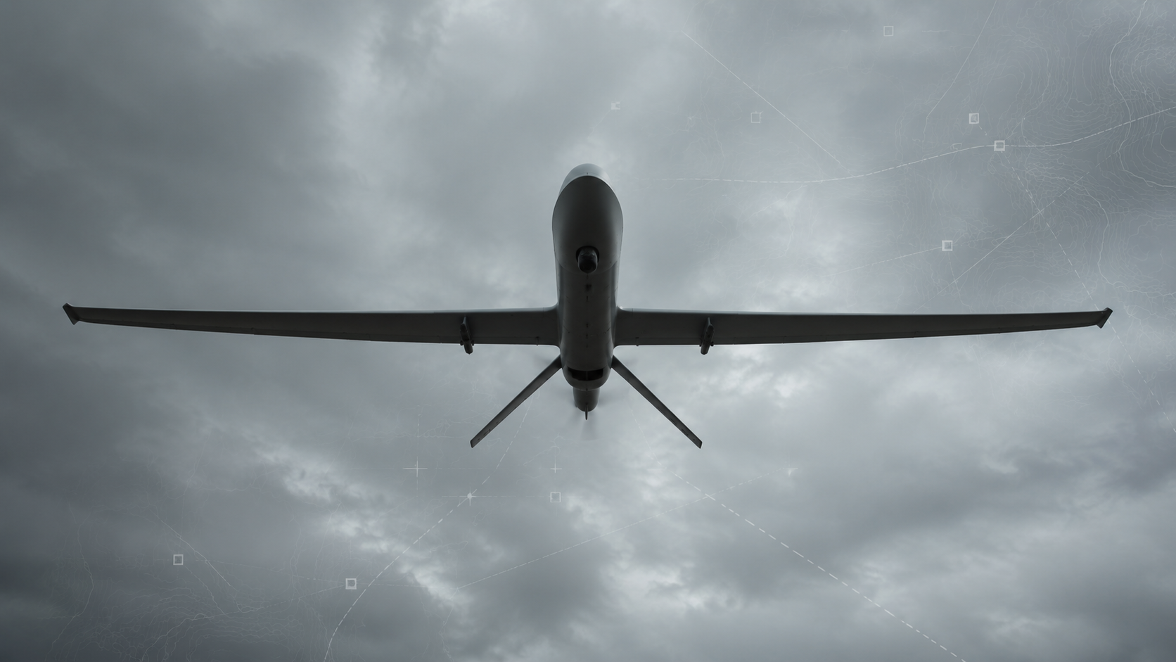 Drone de reconnaissance vu du dessous sous un ciel couvert, sans marquage