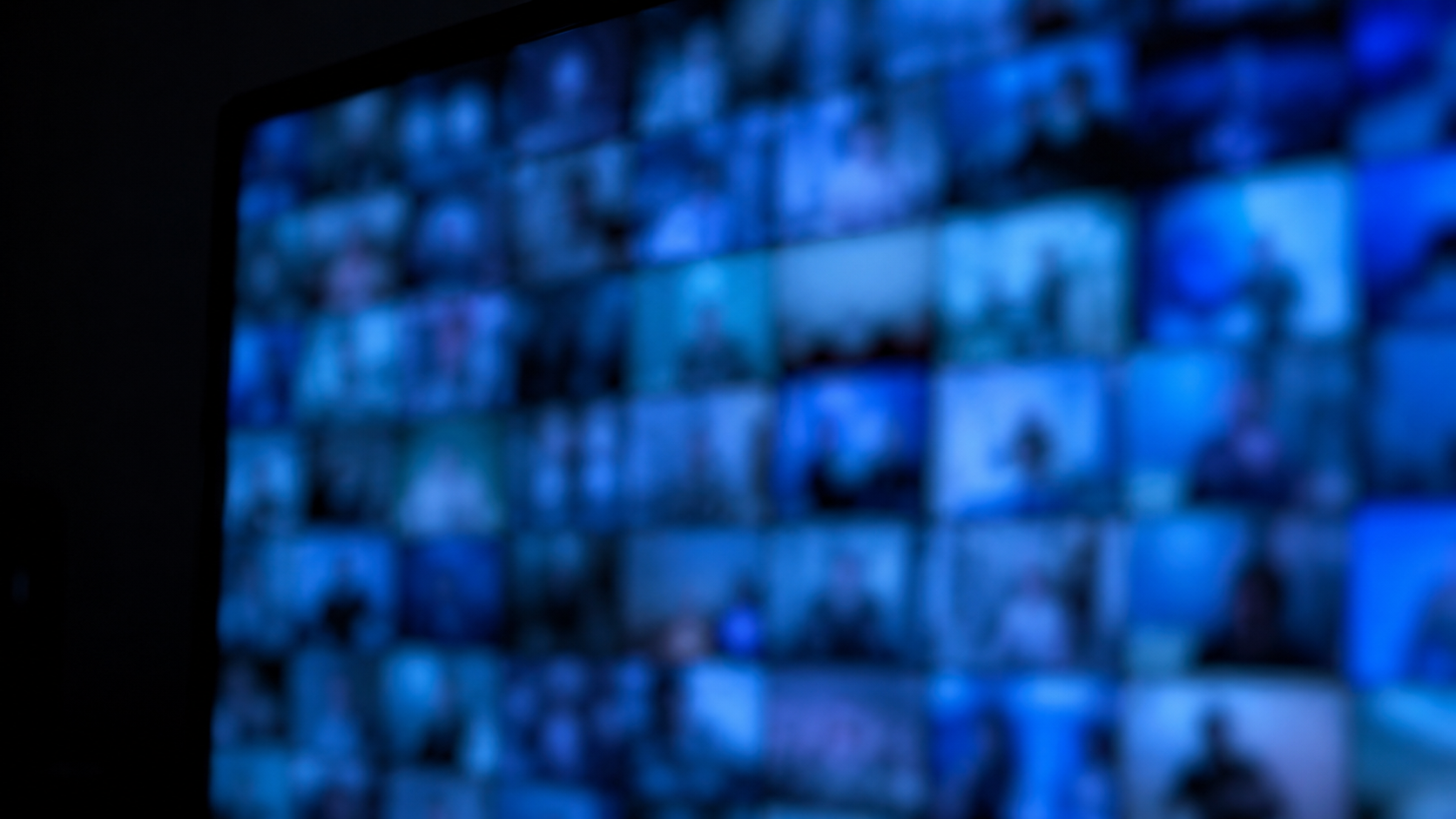Un écran affichant une mosaïque de vignettes de caméras floutées et anonymisées