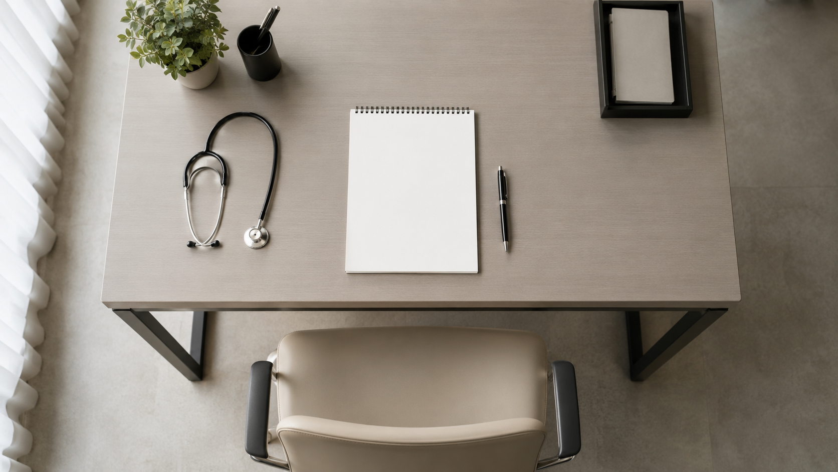 Un bureau de consultation medicale vu de dessus, stethoscope et bloc-notes