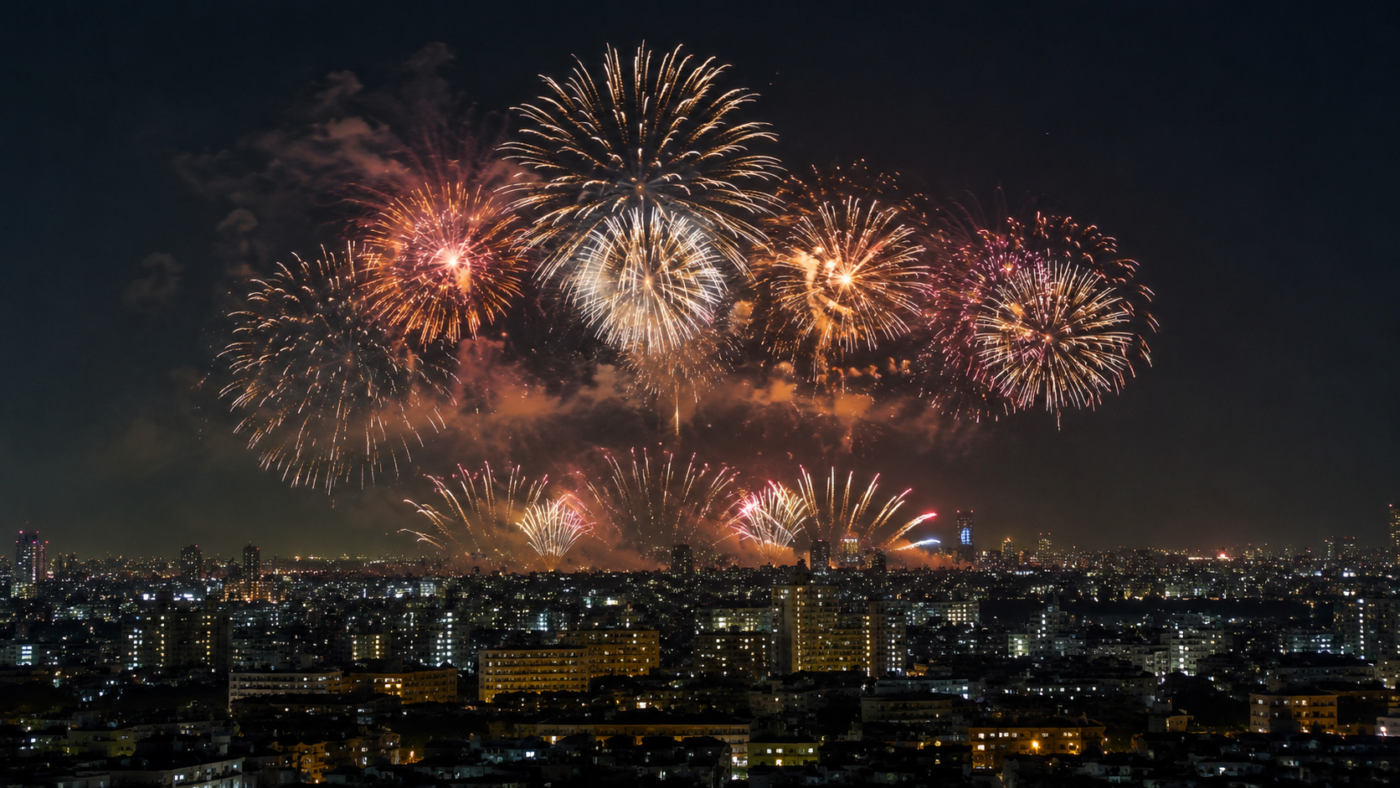 Un feu d'artifice illumine le ciel nocturne d'une ville