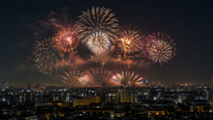 Un feu d'artifice illumine le ciel nocturne d'une ville