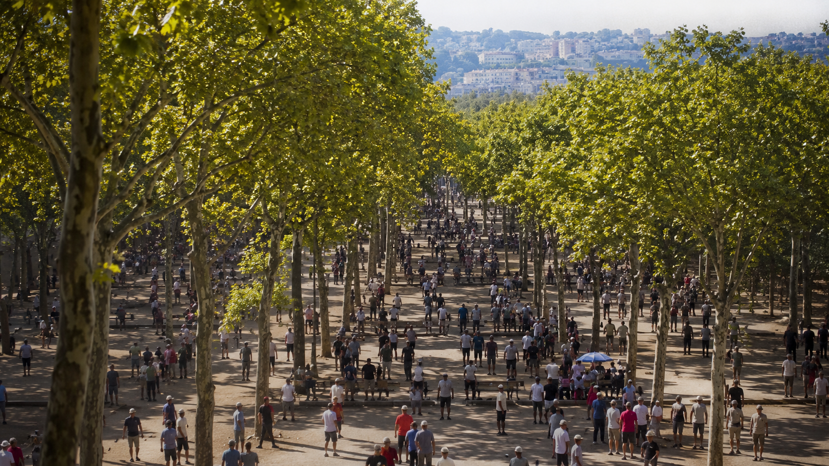 Terrain de pétanque public bondé sous les platanes, vu de loin, silhouettes anonymes