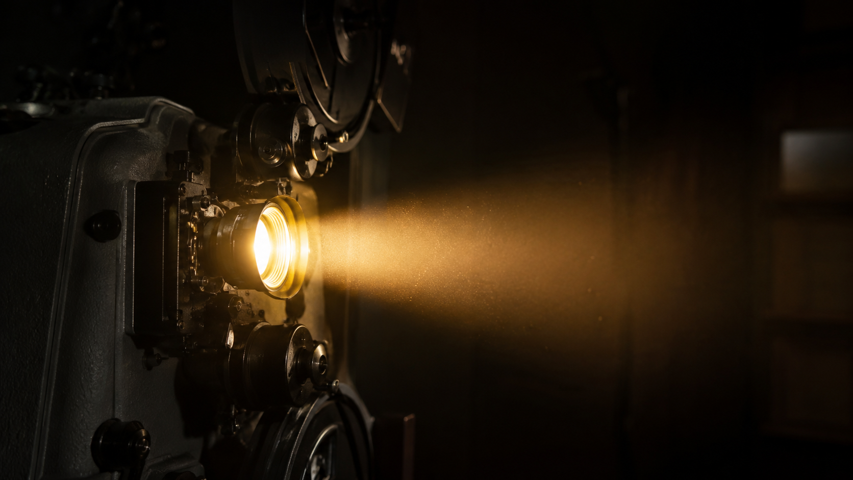 Projecteur de cinéma en cabine, faisceau lumineux chaud dans la pénombre