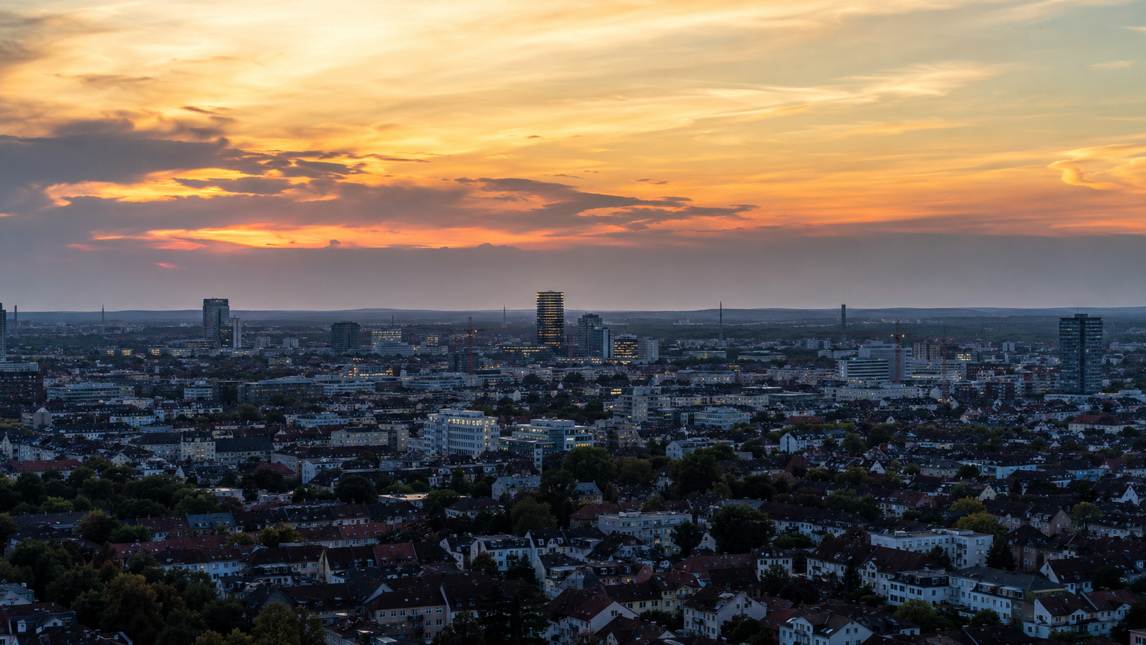 Une ville allemande générique vue de loin au crépuscule, toits et quelques tours.