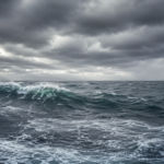 Haute mer de l'Atlantique Nord, longue houle gris-vert sous un ciel bas et couvert