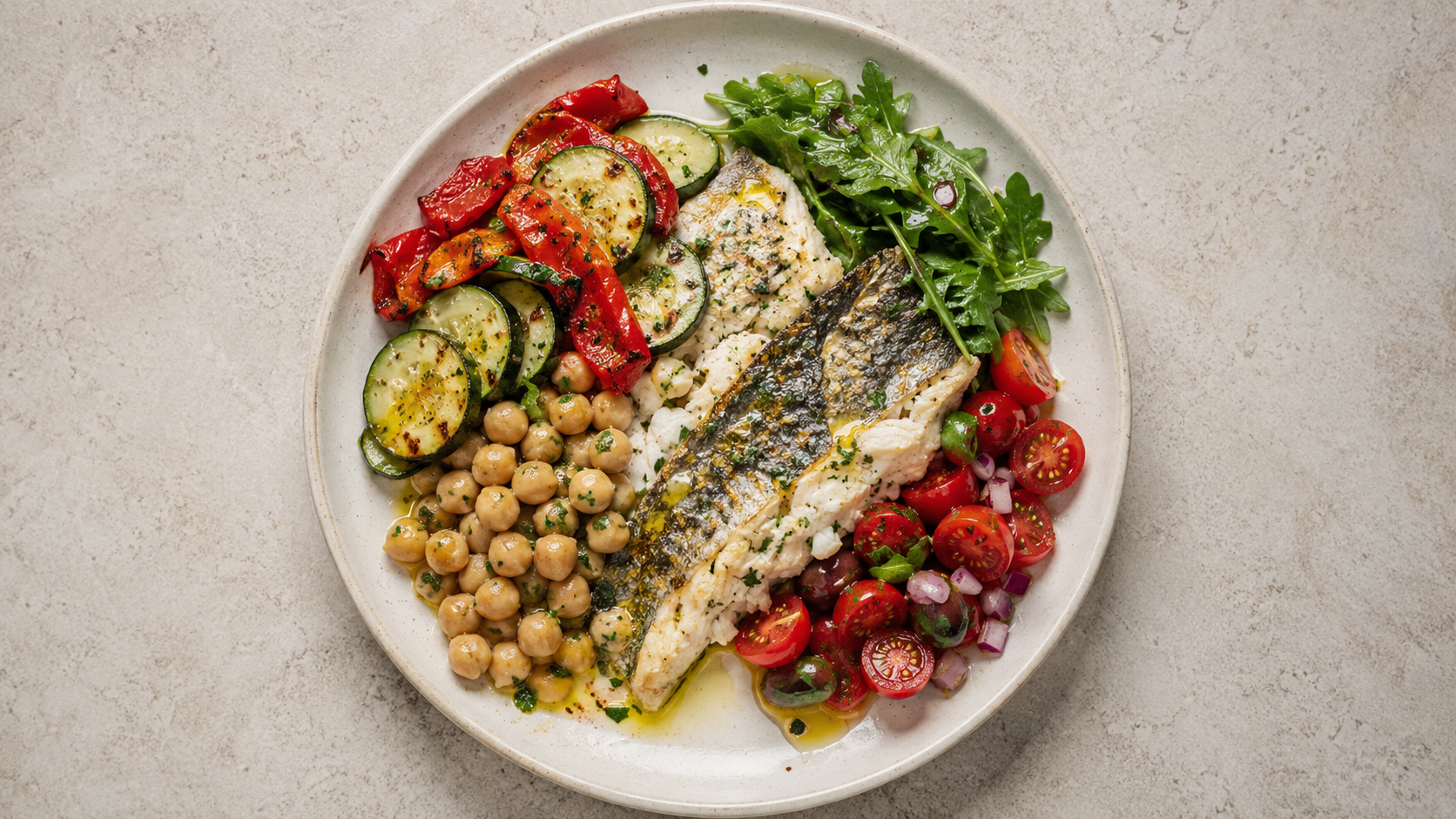 Une assiette équilibrée avec légumes colorés, poisson et légumineuses.