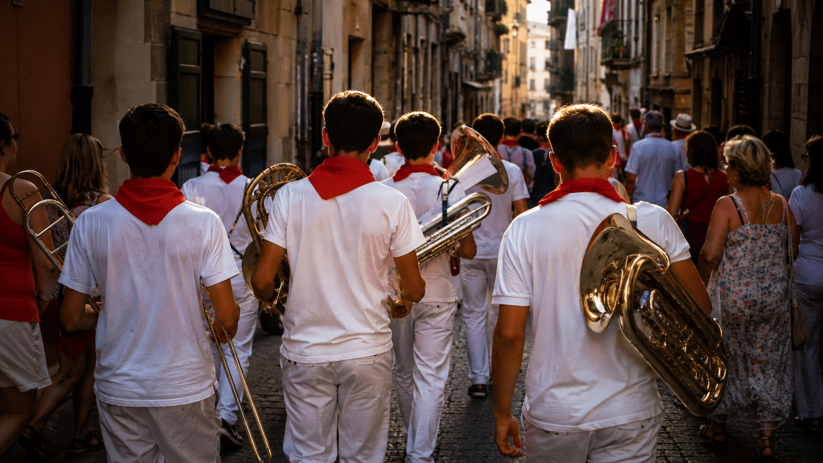 Des musiciens adolescents vus de dos s'éloignent dans une rue étroite, instruments sur l'épaule