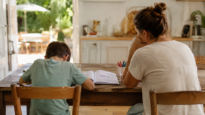 Cahiers de vacances : dans près de 7 familles sur 10, ils virent au bras de fer