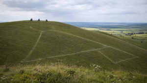 17 tonnes de craie à la main : la grande toilette décennale du géant de Cerne Abbas