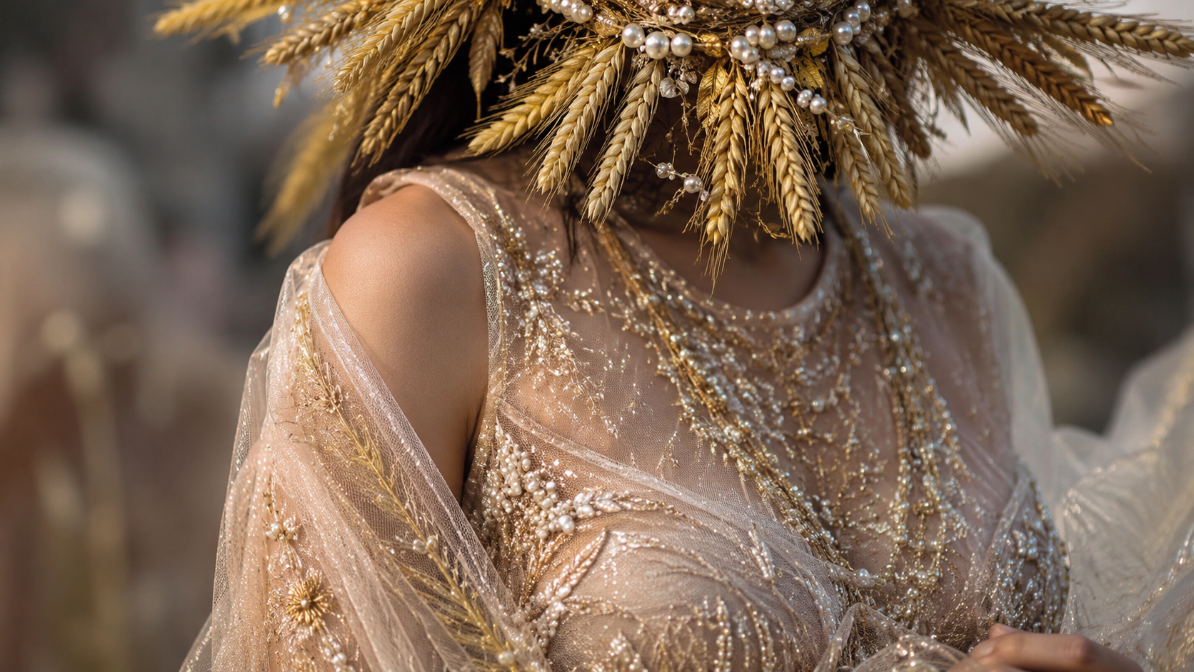 Gros plan sur une parure de festival faite main, coiffe dorée et étoffe transparente, sans visage visible.