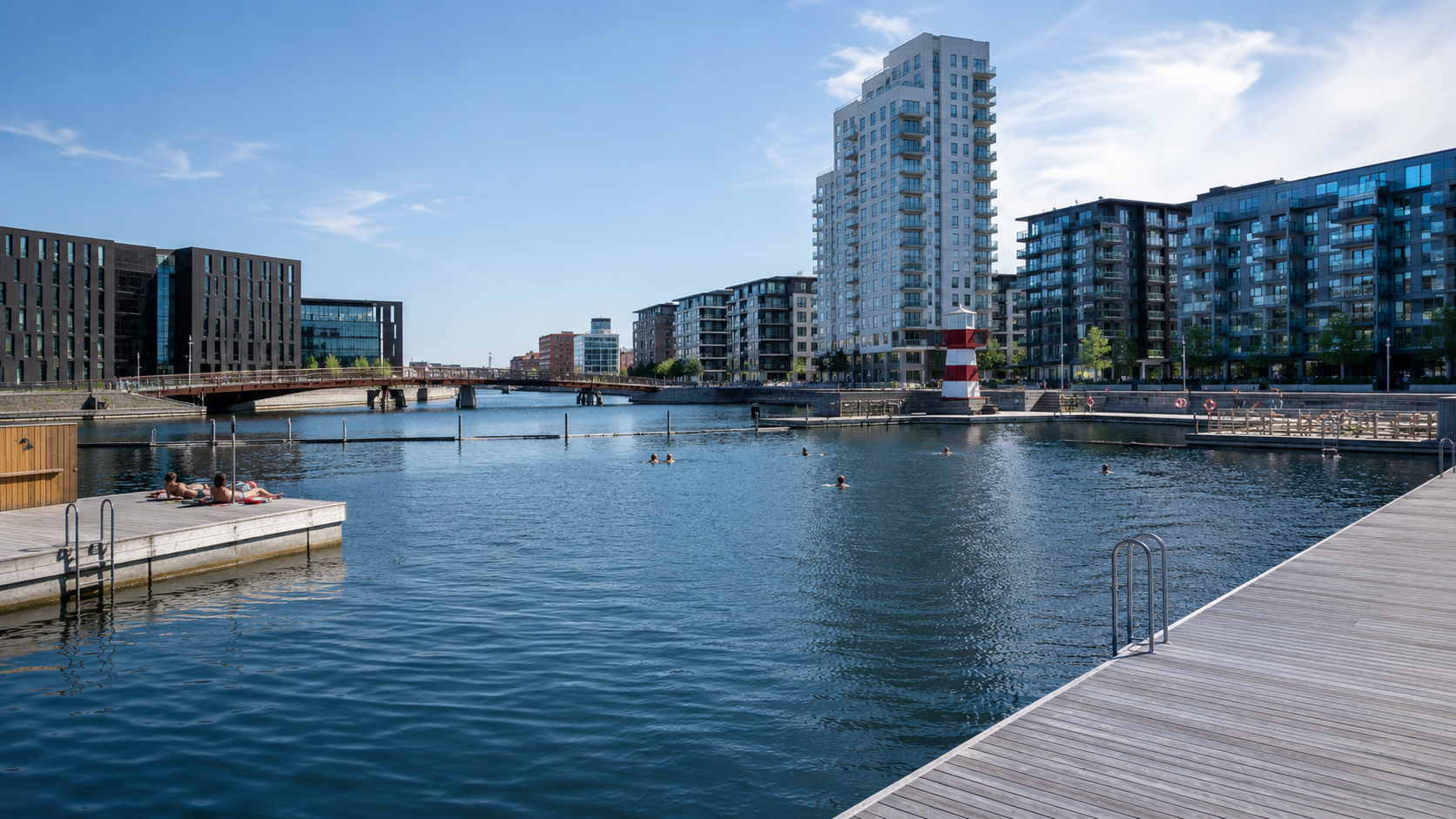 Un bain de port urbain à Copenhague, pontons de bois et eau baignable en plein centre-ville