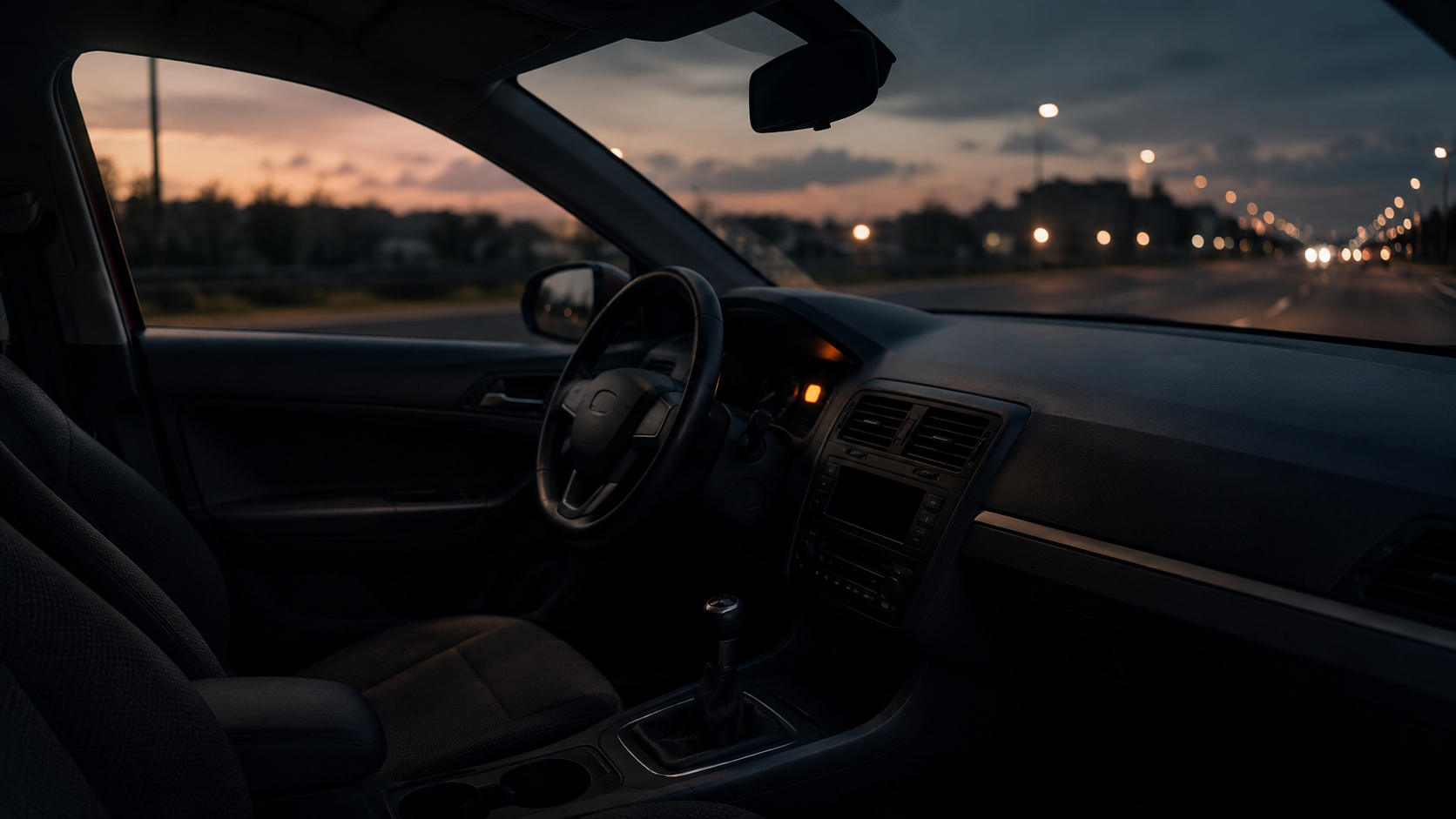 Habitacle de voiture au crépuscule, petit voyant allumé au tableau de bord, siège conducteur vide, route floue au pare-brise