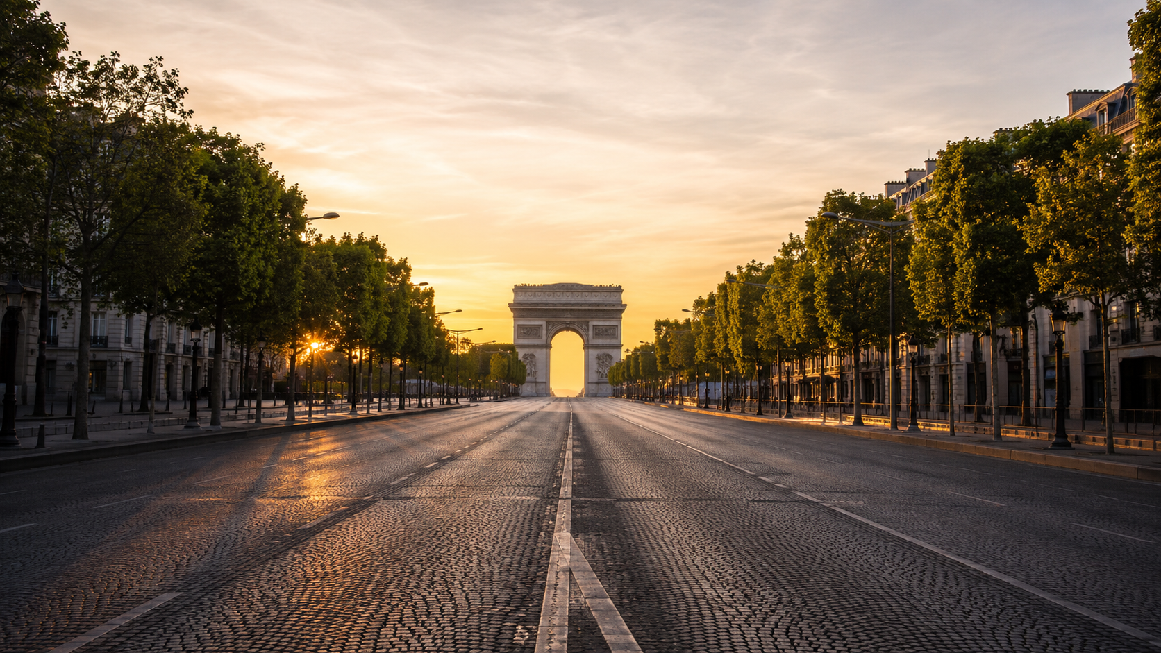 L'avenue des Champs-Élysées vide à l'aube, l'Arc de Triomphe au loin