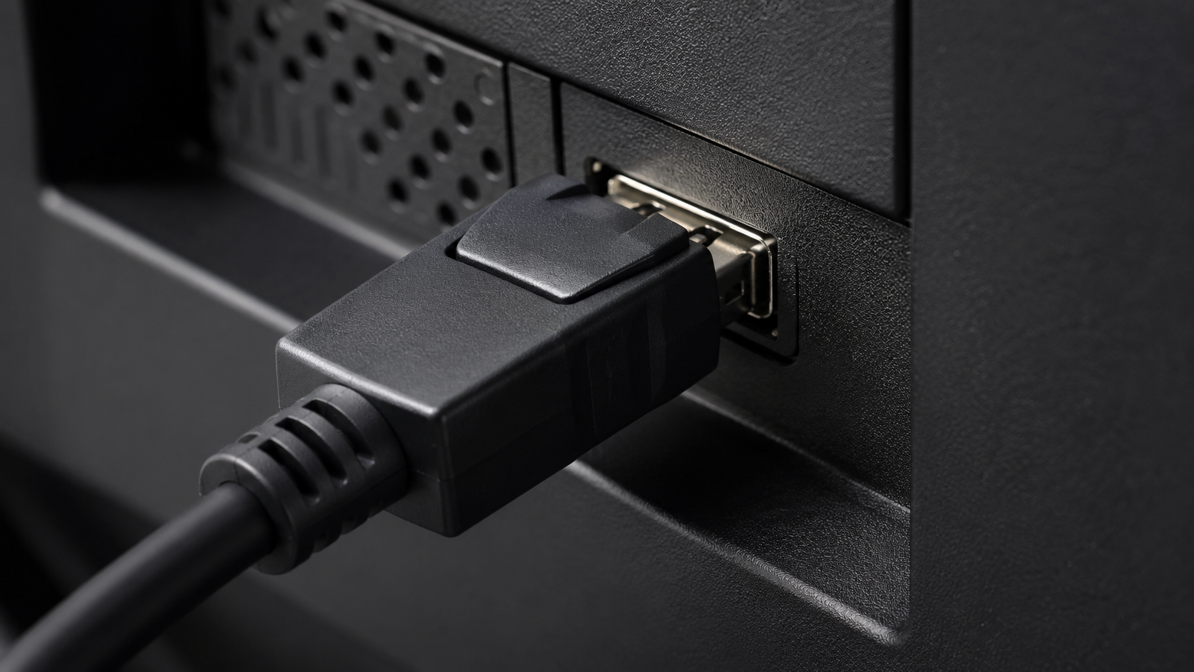 Gros plan sur un connecteur de câble vidéo branché à l'arrière d'un moniteur d'ordinateur