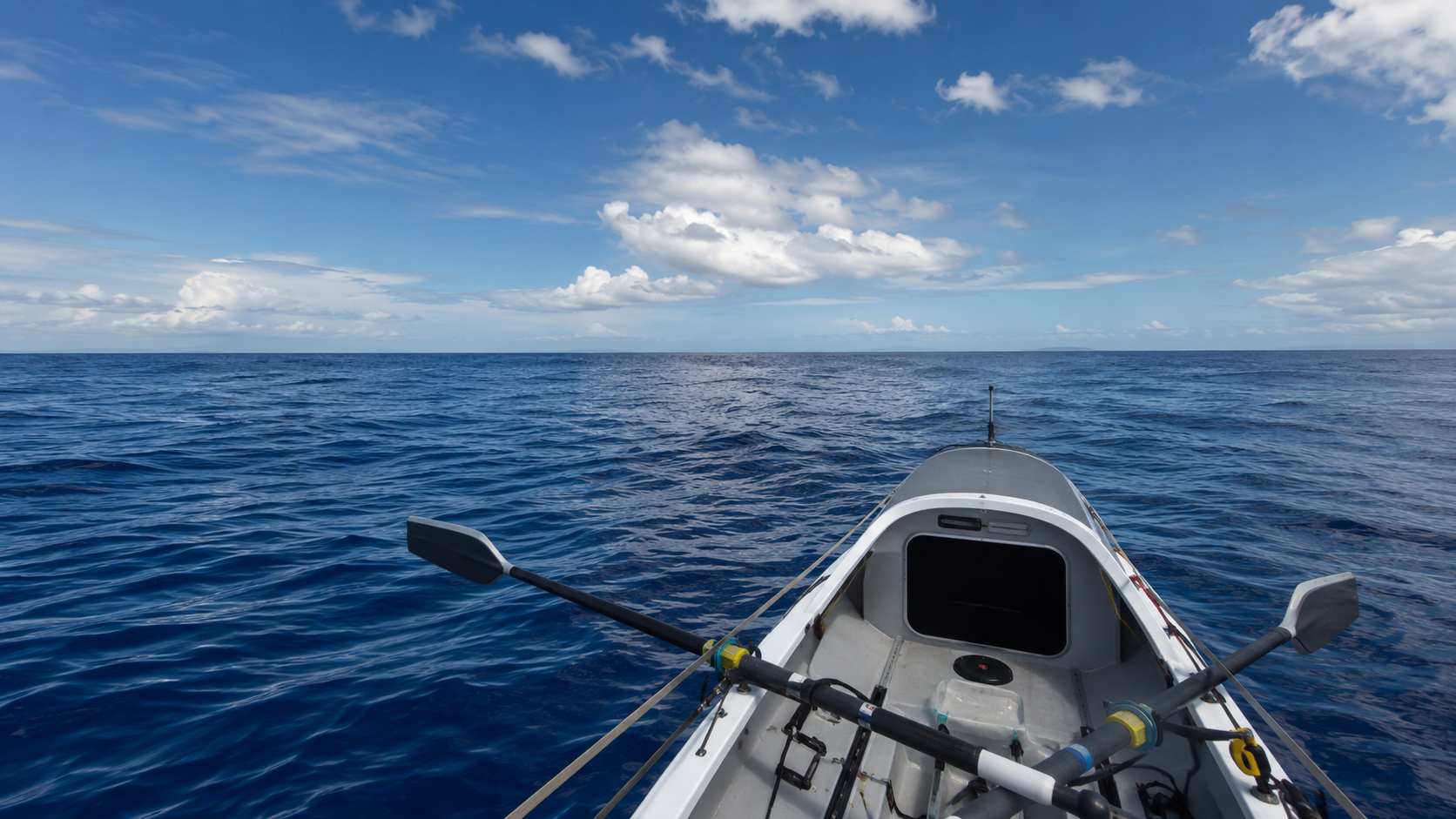 Depuis un petit canot à rames, l'immensité du Pacifique désert et deux avirons posés sur la houle
