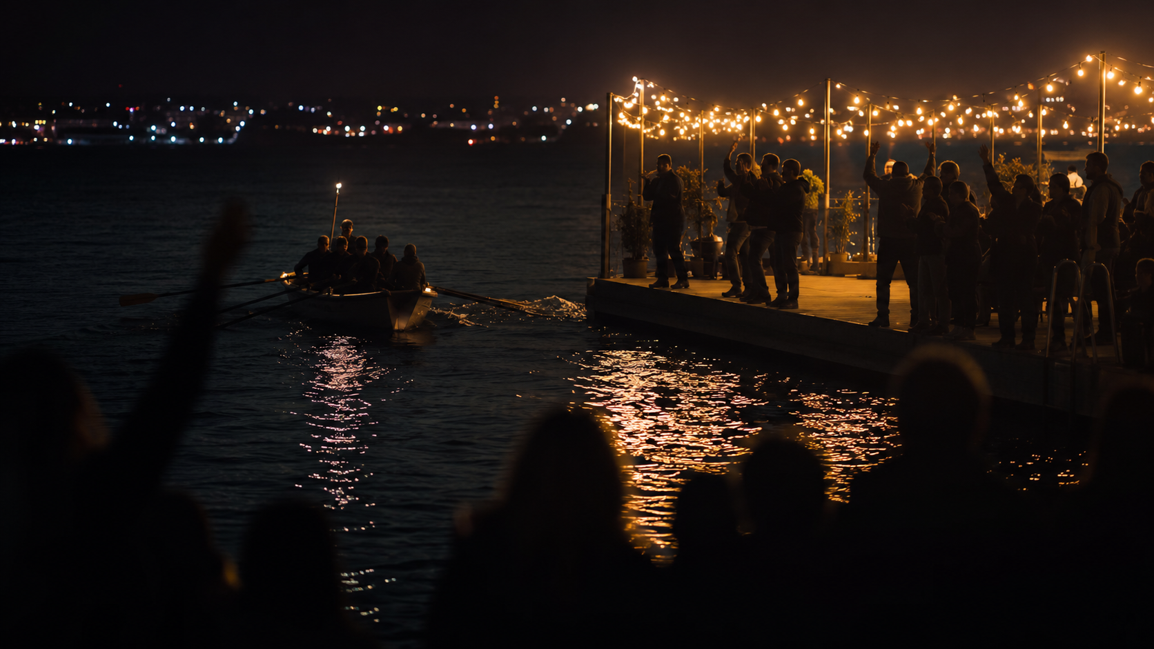 Foule en silhouette sur un ponton éclairé la nuit, un petit canot approchant du quai