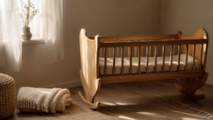 Un berceau en bois vide dans une chambre calme baignée d'une lumière douce