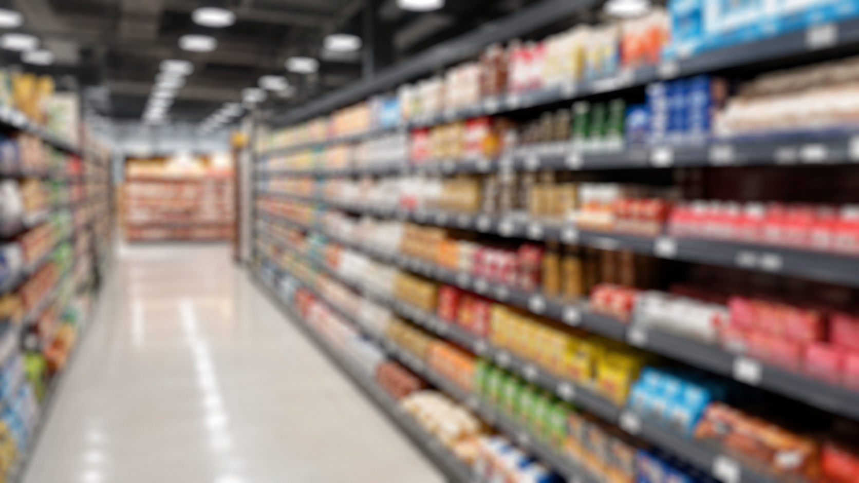 Rayon d'epicerie flou dans un supermarche, sans marque lisible