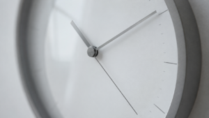 Fin décembre, on ne touchera pas aux horloges : 27 secondes ajoutées en 54 ans, et la Terre tourne trop vite