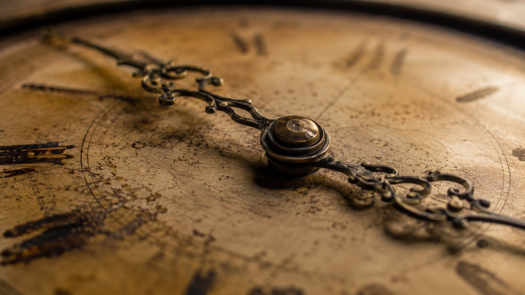 Cadran d'horloge ancienne en gros plan, aiguilles ouvragées et émail patiné