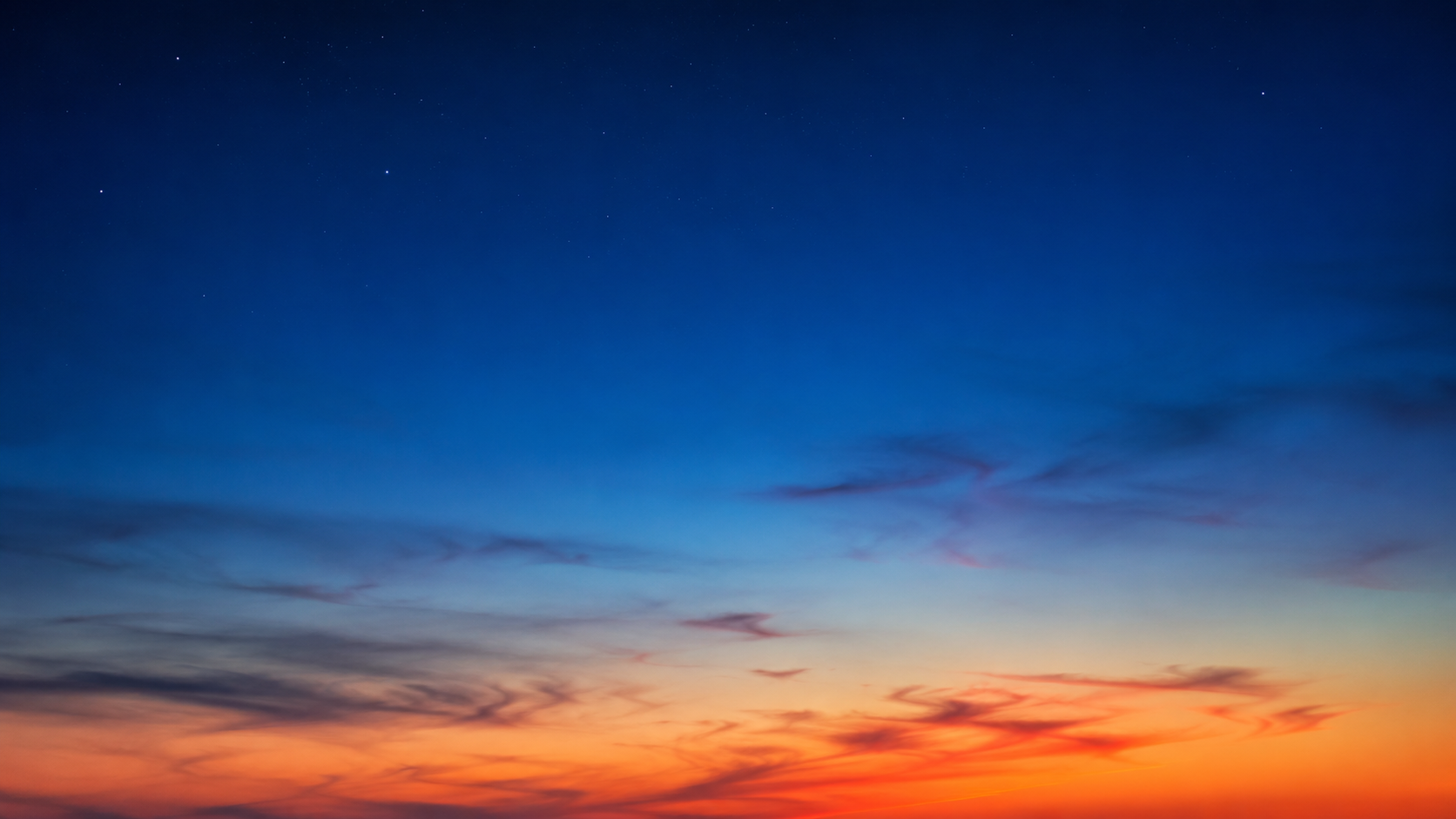 Ciel crépusculaire en dégradé, à la limite entre le jour et la nuit