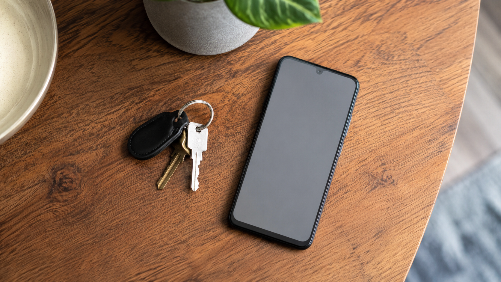Un téléphone générique posé sur une table à côté d'un jeu de clés
