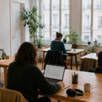 Un bureau associatif lyonnais avec quelques ordinateurs portables affichant des interfaces libres