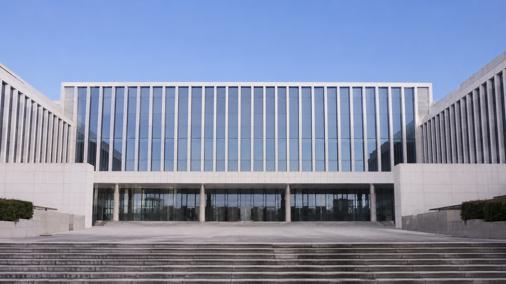 Facade sobre d'un batiment public francais a l'architecture neutre, marches vides