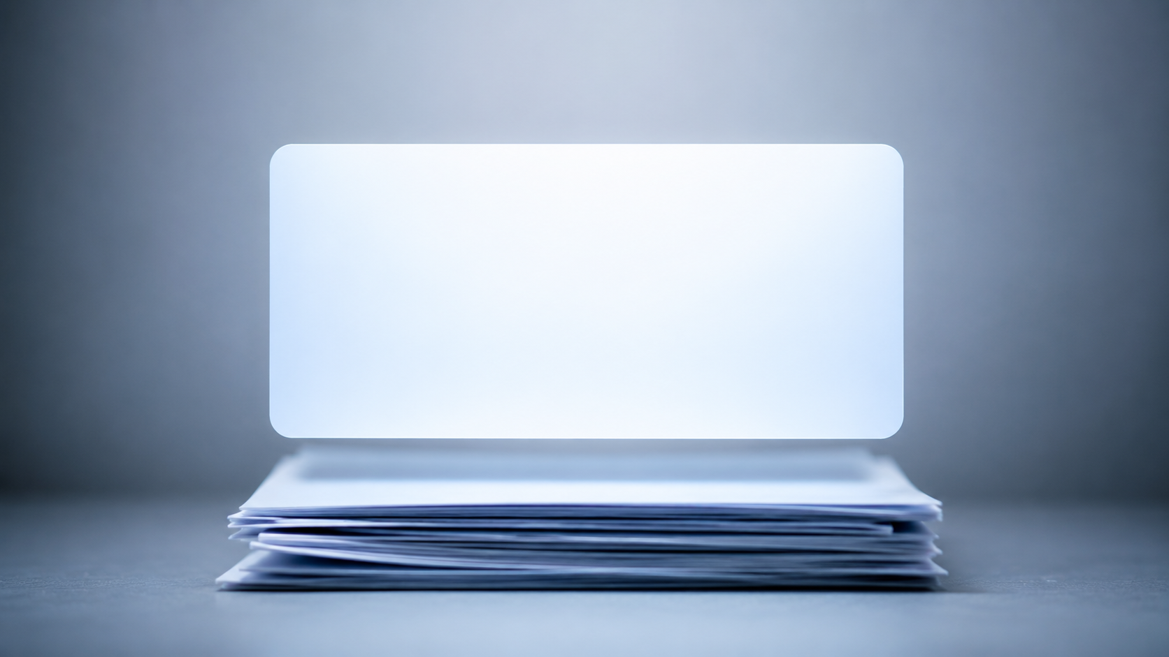 Carte-reponse lumineuse flottant au-dessus d'une pile attenuee de fines feuilles de documents, tons bleu froid