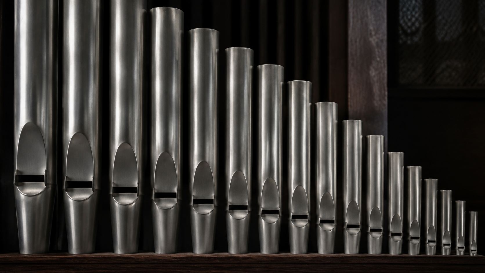 Rangées de tuyaux métalliques d'orgue alignés par tailles décroissantes