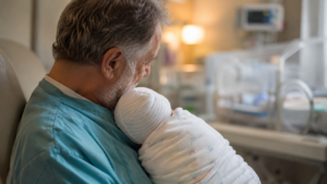 Grandis fort, grandis intelligent, grandis bon : le bénévole qui berce les prématurés depuis huit ans