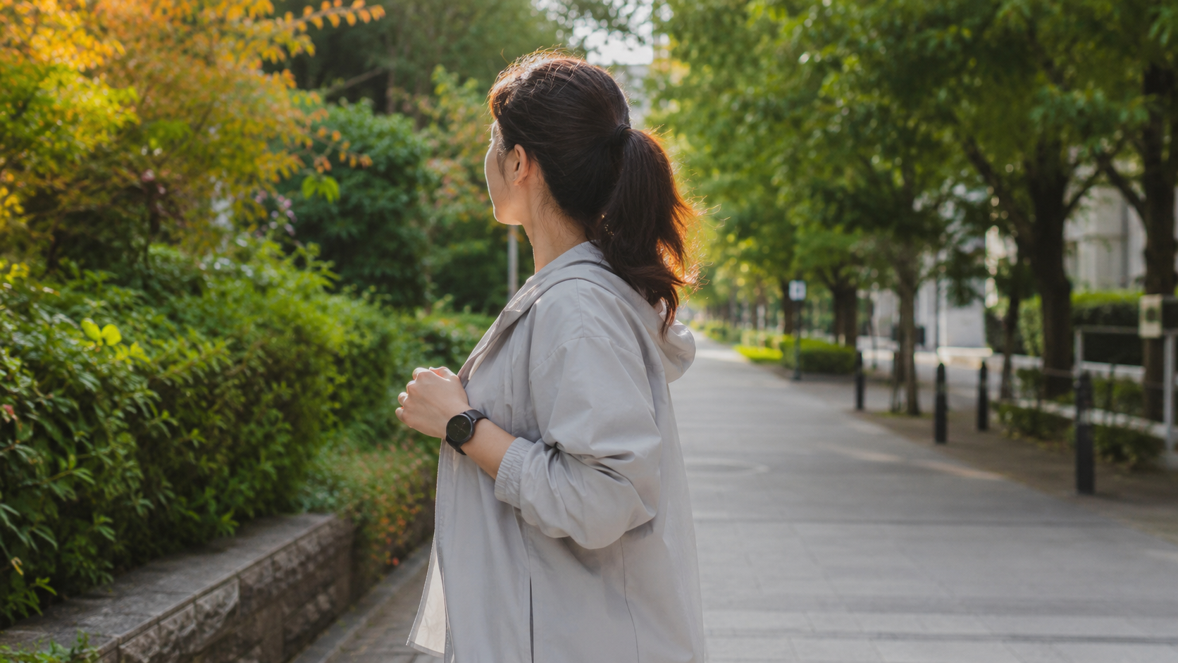 Une personne en promenade matinale portant une montre d'activité, lumière naturelle