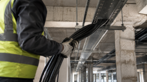 L&rsquo;IA recrute des électriciens : en France, 65 % des embauches du bâtiment sont déjà jugées difficiles