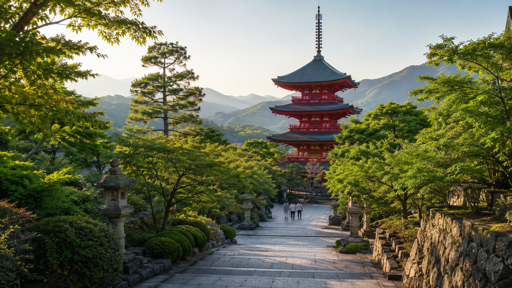 Temple japonais avec une pagode rouge entouree de verdure estivale, quelques visiteurs au loin