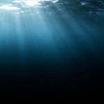 Colonne d'eau douce profonde vue sous la surface, rais de lumière se perdant dans l'obscurité totale
