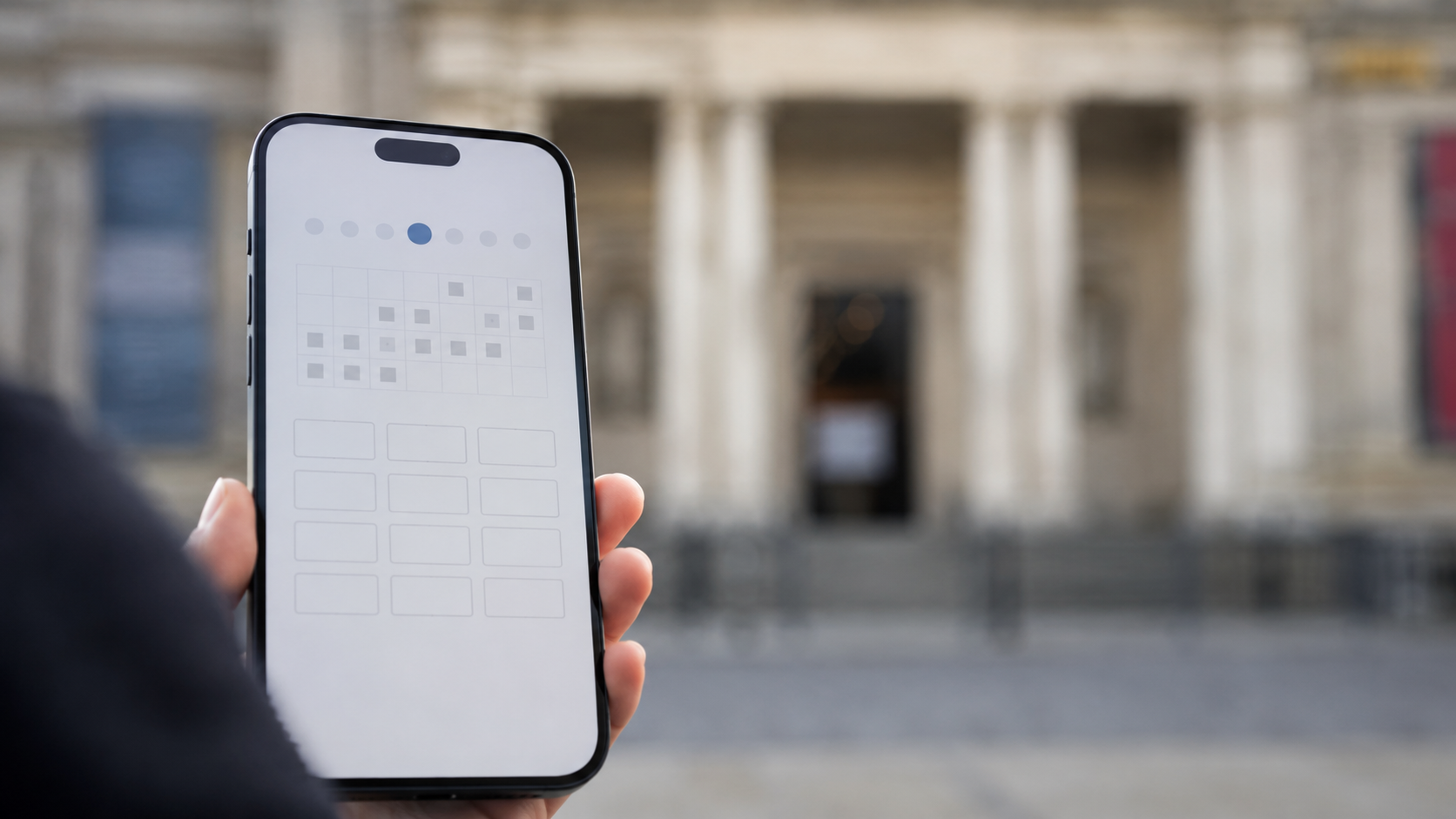 Un smartphone en main affichant un calendrier de réservation aux créneaux vides, façade de musée floue