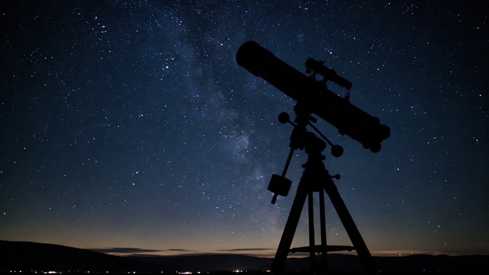 Silhouette d'un télescope amateur pointé vers un ciel étoilé