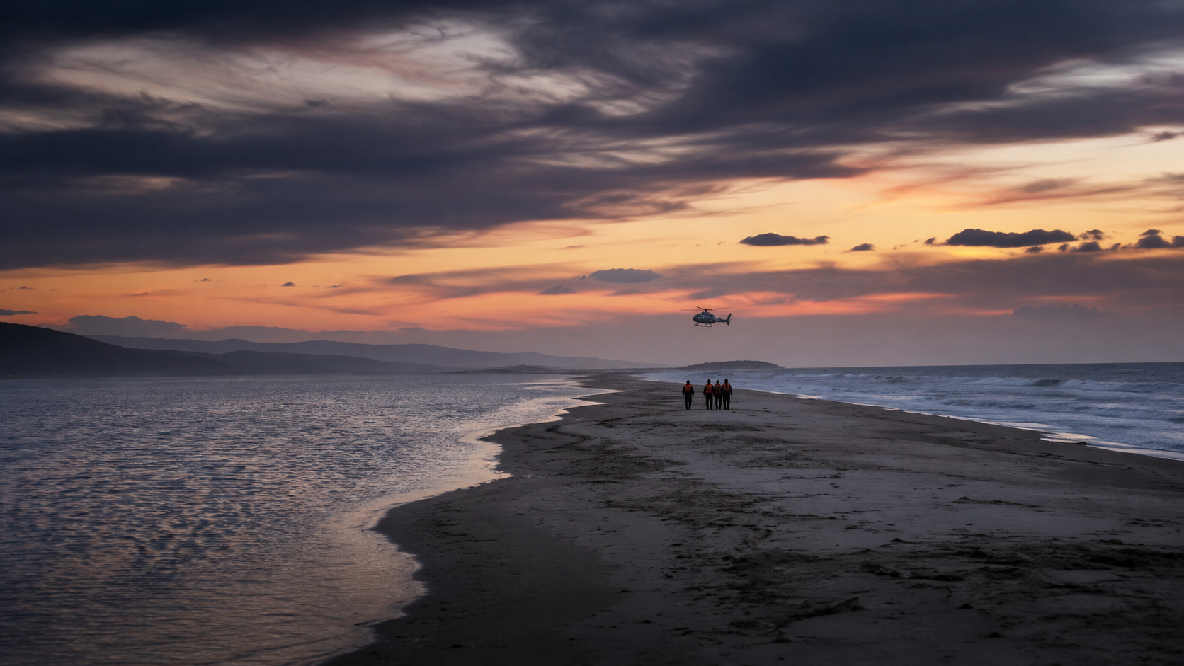Équipe de secours au loin sur une langue de sable au crépuscule, hélicoptère bas à l'horizon