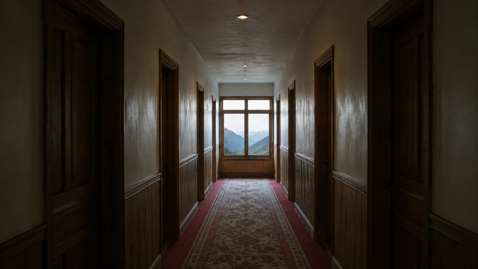 Couloir désert d'un hôtel de montagne aux portes fermées