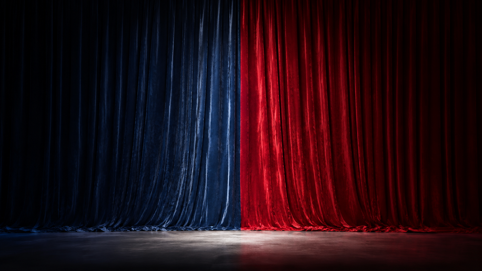 Deux rideaux de théâtre bleu et rouge se rejoignant au centre sous un projecteur, image symbolique de fusion