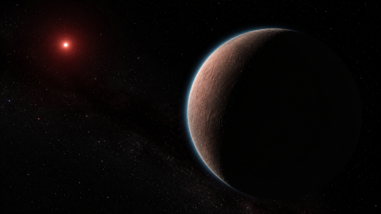 Rendu d'artiste d'une super-Terre rocheuse en croissant avec un léger halo atmosphérique bleuté, devant une petite étoile rouge