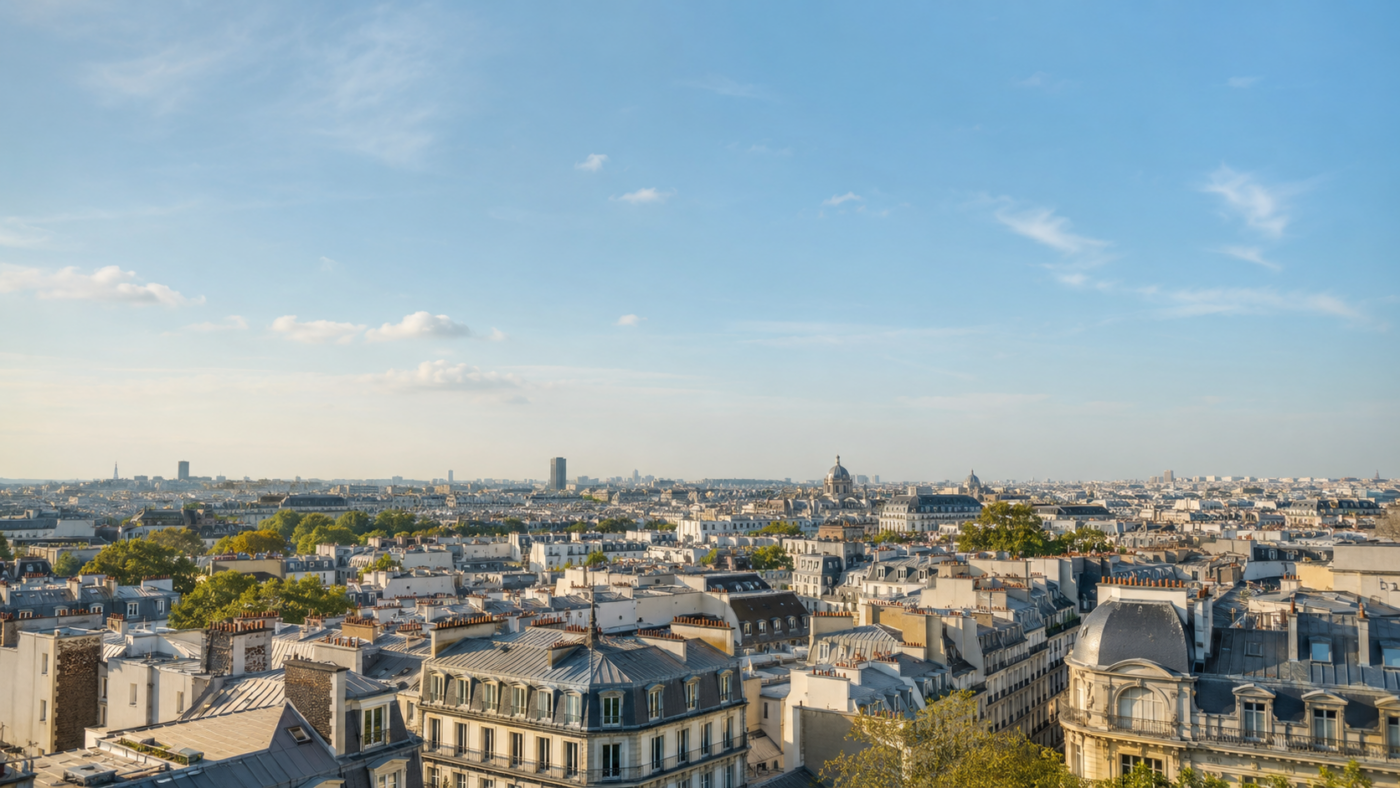 Une skyline urbaine européenne sous un ciel clair et lumineux, l'horizon dégagé