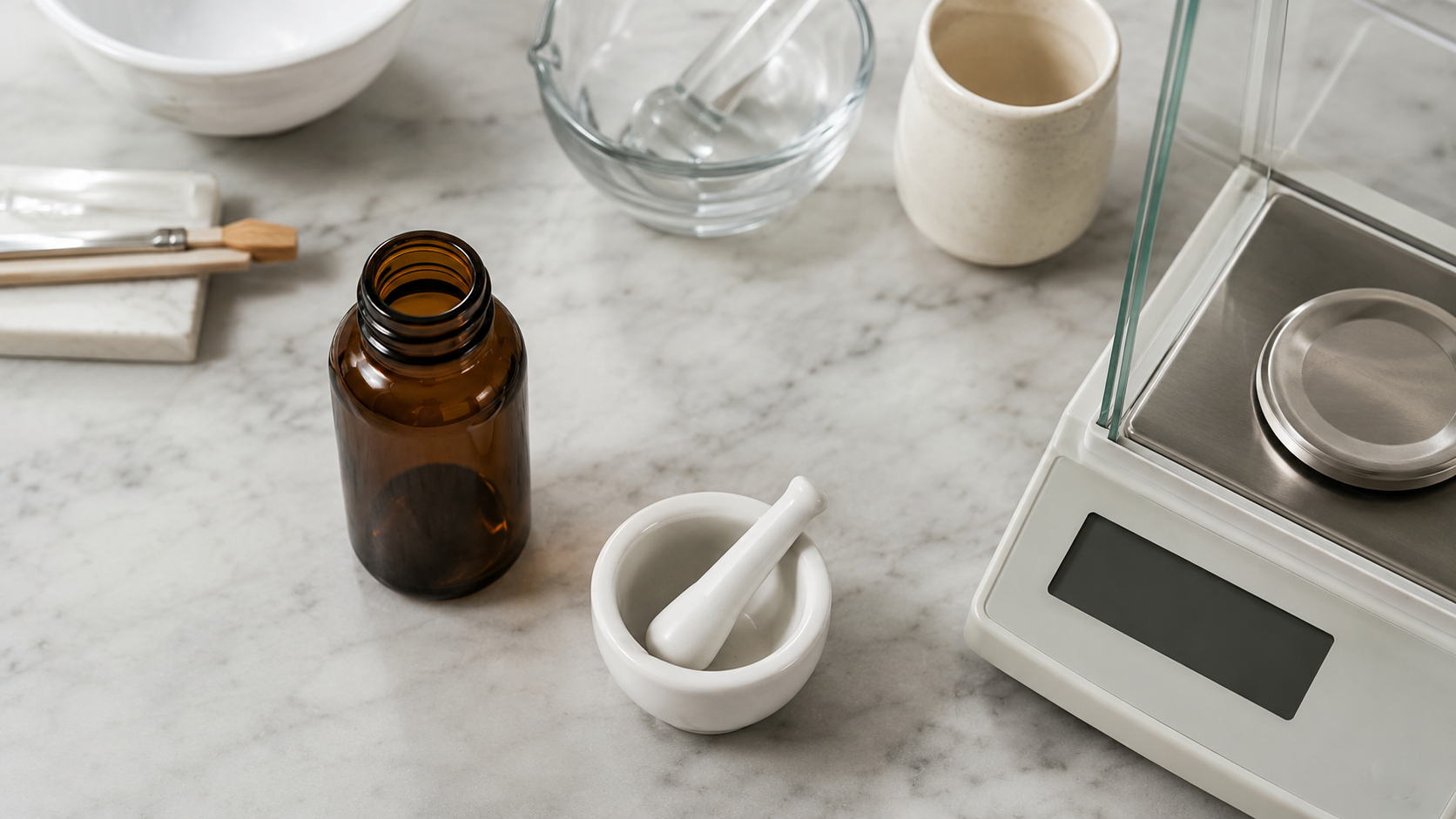 Une paillasse de préparation en pharmacie, avec un flacon de verre ambré, un mortier et une balance