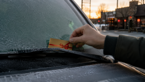 Rentré en taxi après le bar ? Une drôle de surprise vous attend sur le pare-brise